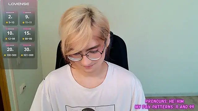 Snapshot of CuteYukiKun chatting on 10.03.25 CuteYukiKun online show from 10.03.25