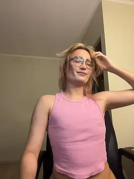 Snapshot of CuteYukiKun chatting on 10.13.25 CuteYukiKun online show from 10.13.25