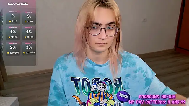 Snapshot of CuteYukiKun chatting on 10.28.25 CuteYukiKun online show from 10.28.25