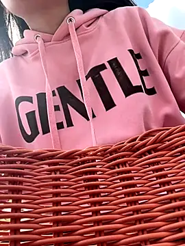 Snapshot of Zhuli11 chatting on 10.27.25 Zhuli11 online show from 10.27.25