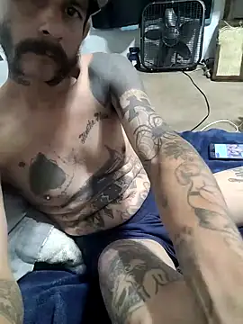 Snapshot of LongDickZee562 chatting on 10.20.25 LongDickZee562 online show from 10.20.25