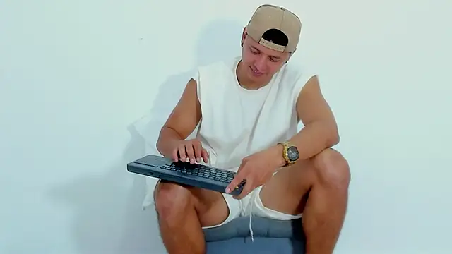 Snapshot of MITCHELL_BURNS chatting on 01.04.25 MITCHELL BURNS online show from 01.04.25