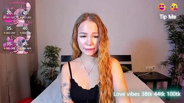 Snapshot of Tracy-Taylor chatting on 02.28.25 Tracy-Taylor online show from 02.28.25