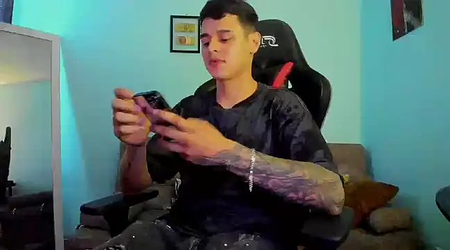 Snapshot of E_Moon chatting on 12.18.24 E Moon online show from 12.18.24