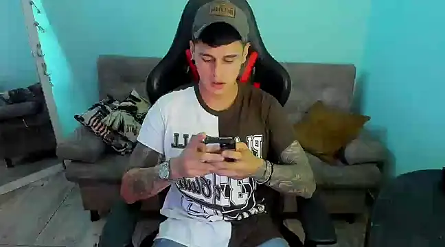 Snapshot of E_Moon chatting on 12.30.24 E Moon online show from 12.30.24