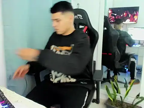 Snapshot of E_Moon chatting on 11.04.25 E Moon online show from 11.04.25