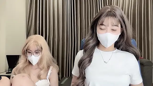 Snapshot of Mono-Stewardesss chatting on 03.19.25 Mono-Stewardesss online show from 03.19.25