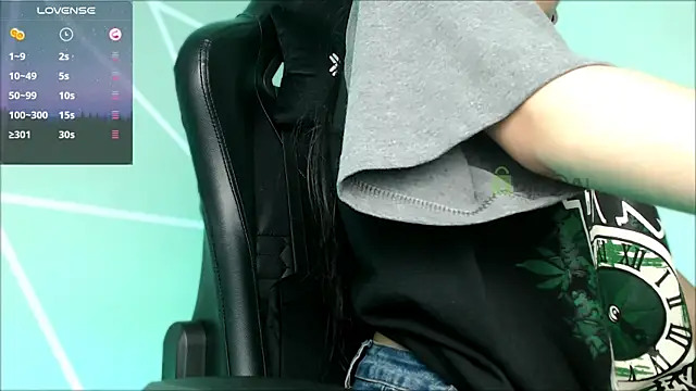 Snapshot of lilylouisee chatting on 12.11.24 lilylouisee online show from 12.11.24