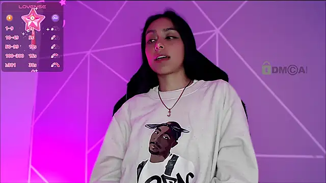 Snapshot of lilylouisee chatting on 10.11.25 lilylouisee online show from 10.11.25