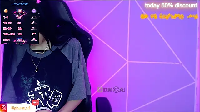 Snapshot of lilylouisee chatting on 10.29.25 lilylouisee online show from 10.29.25