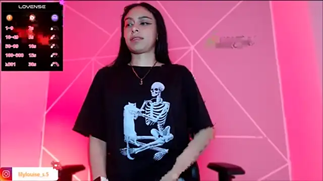 Snapshot of lilylouisee chatting on 11.01.25 lilylouisee online show from 11.01.25