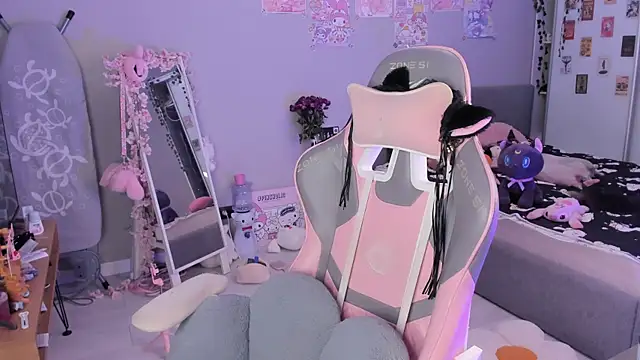 Snapshot of Aliceblush chatting on 12.14.24 Aliceblush online show from 12.14.24