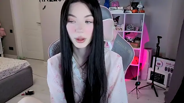 Snapshot of Aliceblush chatting on 11.17.25 Aliceblush online show from 11.17.25