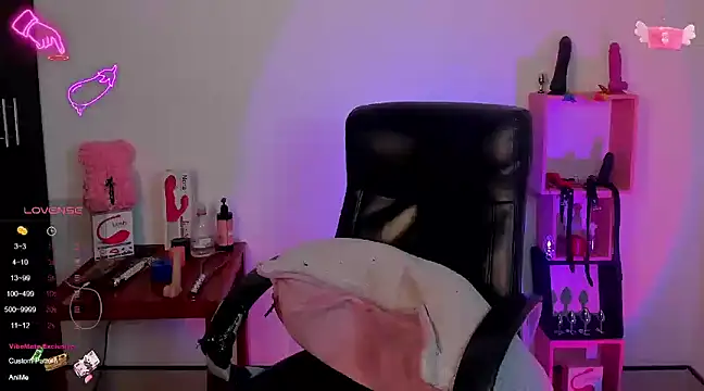 Snapshot of sara_goodgirl13 chatting on 02.02.25 sara goodgirl13 online show from 02.02.25