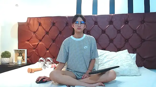 Snapshot of MelodyMansson chatting on 02.20.25 MelodyMansson online show from 02.20.25