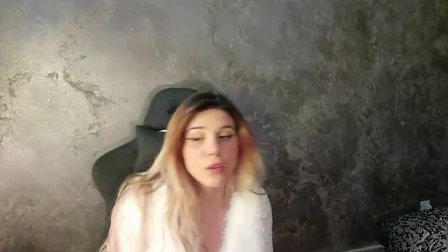 Snapshot of LeylaRosse chatting on 03.19.25 LeylaRosse online show from 03.19.25