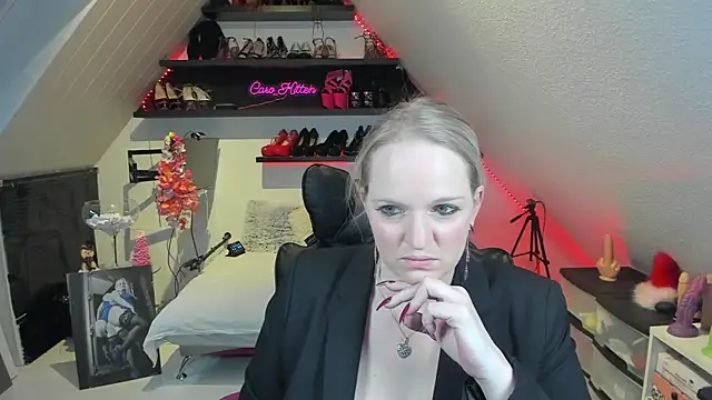 Snapshot of caro_kitten chatting on 12.15.24 caro kitten online show from 12.15.24