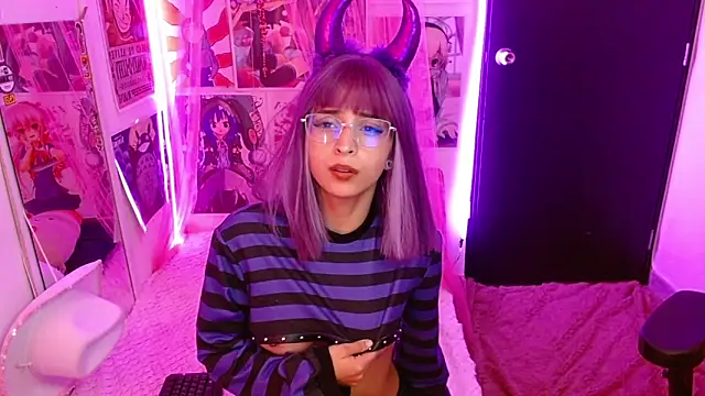 Snapshot of Kind_Scarlett chatting on 10.02.25 Kind Scarlett online show from 10.02.25