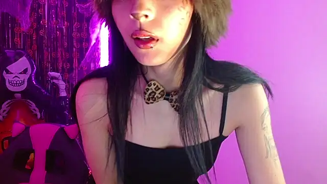 Snapshot of Kind_Scarlett chatting on 10.29.25 Kind Scarlett online show from 10.29.25