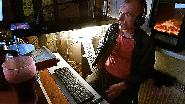 Snapshot of BongChannel chatting on 12.31.24 BongChannel online show from 12.31.24