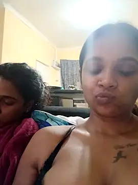 Snapshot of Indianqueen03 chatting on 10.17.25 Indianqueen03 online show from 10.17.25