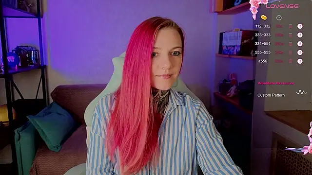 Snapshot of Roxy_____ chatting on 10.25.25 Roxy      online show from 10.25.25