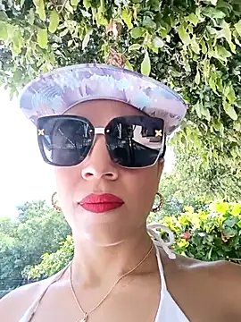 Snapshot of _joanne_and_oliver_ chatting on 11.12.25 joanne and oliver online show from 11.12.25