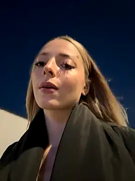 Snapshot of LoraaDoll chatting on 10.08.25 LoraaDoll online show from 10.08.25