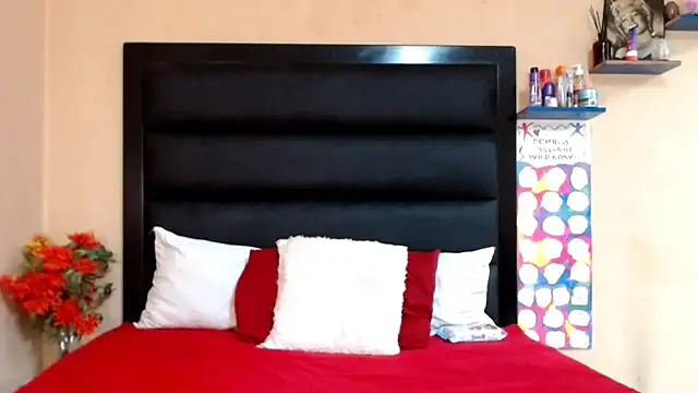 Snapshot of LongPussyLipsxx chatting on 02.07.25 LongPussyLipsxx online show from 02.07.25