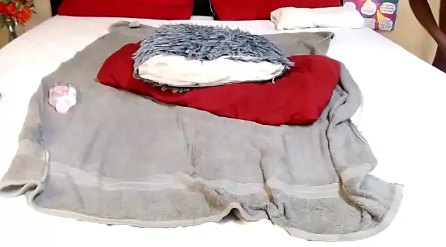 Snapshot of LongPussyLipsxx chatting on 02.13.25 LongPussyLipsxx online show from 02.13.25