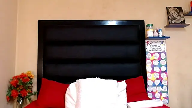 Snapshot of LongPussyLipsxx chatting on 03.17.25 LongPussyLipsxx online show from 03.17.25