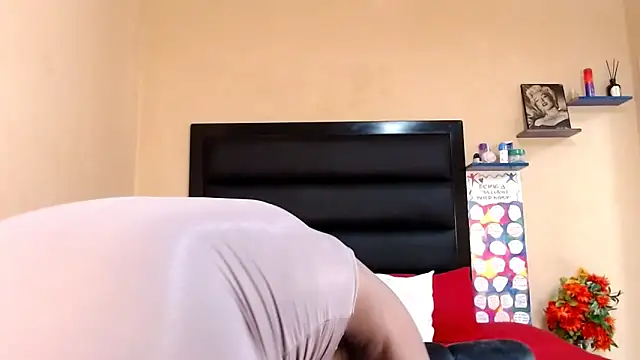 Snapshot of LongPussyLipsxx chatting on 03.18.25 LongPussyLipsxx online show from 03.18.25