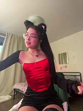 Snapshot of Evangeline_Lawrence_ chatting on 12.08.24 Evangeline Lawrence online show from 12.08.24