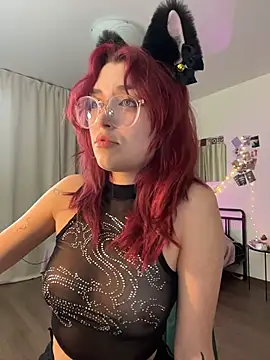 Snapshot of Evangeline_Lawrence_ chatting on 11.05.25 Evangeline Lawrence online show from 11.05.25