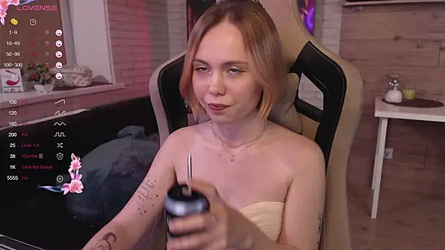 Snapshot of lucy_mirror chatting on 09.17.25 lucy mirror online show from 09.17.25