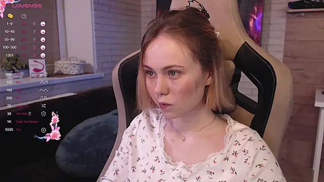 Snapshot of lucy_mirror chatting on 10.09.25 lucy mirror online show from 10.09.25