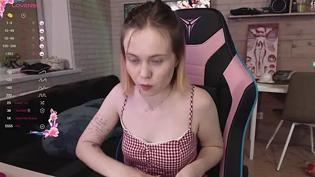 Snapshot of lucy_mirror chatting on 11.06.25 lucy mirror online show from 11.06.25