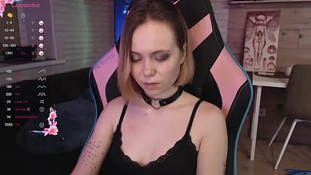 Snapshot of lucy_mirror chatting on 11.12.25 lucy mirror online show from 11.12.25