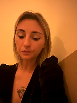 Snapshot of sexy_blondie92 chatting on 10.25.25 sexy blondie92 online show from 10.25.25