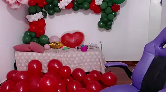 Saracutee1 online show from 12.14.24