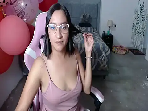 Saracutee1 online show from 11.18.25