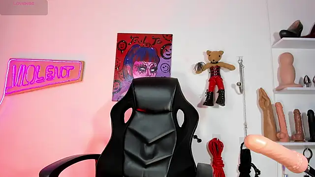 Snapshot of Violet-Queen chatting on 10.19.25 Violet-Queen online show from 10.19.25