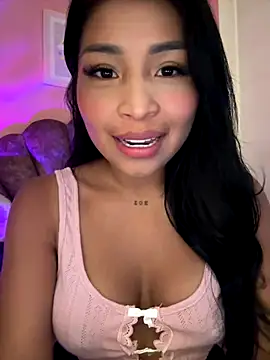 Snapshot of Pocahontascute_33 chatting on 10.22.25 Pocahontascute 33 online show from 10.22.25