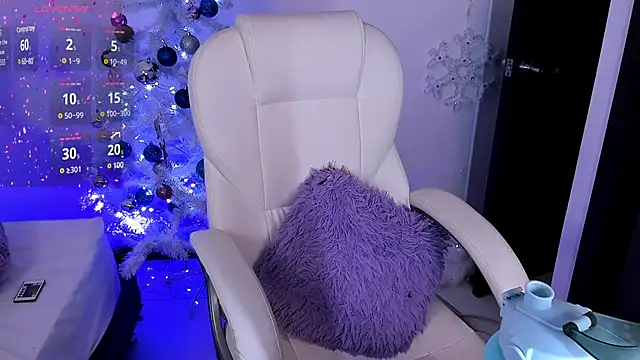 Snapshot of nyna_1 chatting on 12.15.24 nyna 1 online show from 12.15.24