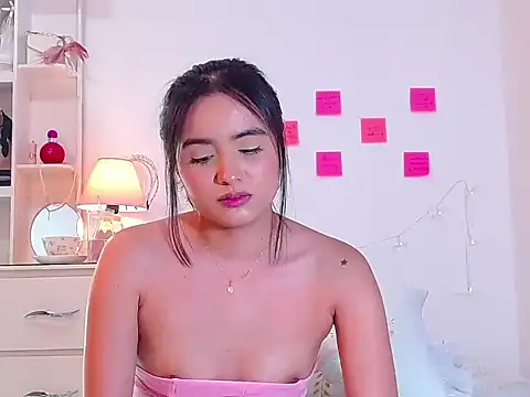 Snapshot of naissha- chatting on 02.22.25 naissha- online show from 02.22.25