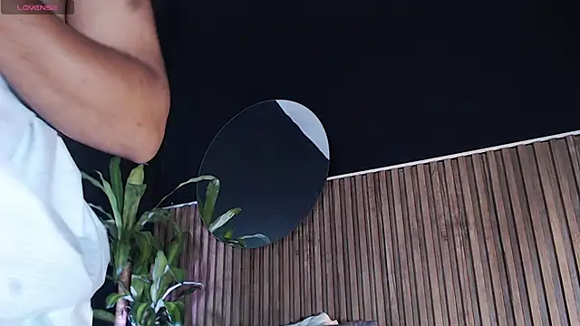 Snapshot of DilanJonnes_ chatting on 12.30.24 DilanJonnes online show from 12.30.24