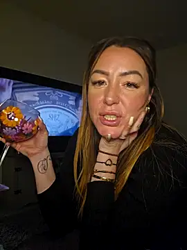 Snapshot of Britishbella chatting on 01.11.25 Britishbella online show from 01.11.25