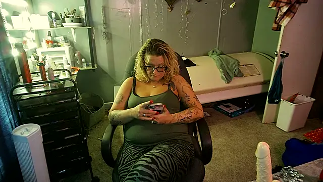 Snapshot of Lisalovely6981 chatting on 02.21.25 Lisalovely6981 online show from 02.21.25