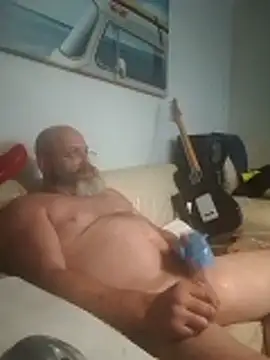 Snapshot of iambradz chatting on 10.31.25 iambradz online show from 10.31.25