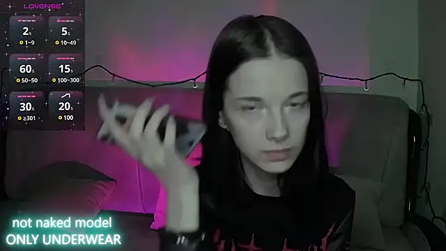 Snapshot of Miya_Dream_UKR chatting on 12.22.24 Miya Dream UKR online show from 12.22.24